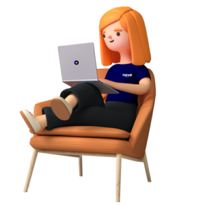 Imagem digital em modelagem 3d de uma moça de pele clara, com cabelo na cor ruiva, com uma camisa de manga curta na cor azul escura, calça comprida na cor preta e tênis de cor clara, sentada em uma cadeira na cor laranja, com um notebook na cor cinza no colo