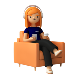 Imagem digital em modelagem 3d de uma moça de pele clara, com cabelo na cor ruiva, com uma camisa de manga curta na cor azul escura, calça comprida na cor preta e tênis de cor clara, sentada em uma poltrona laranja