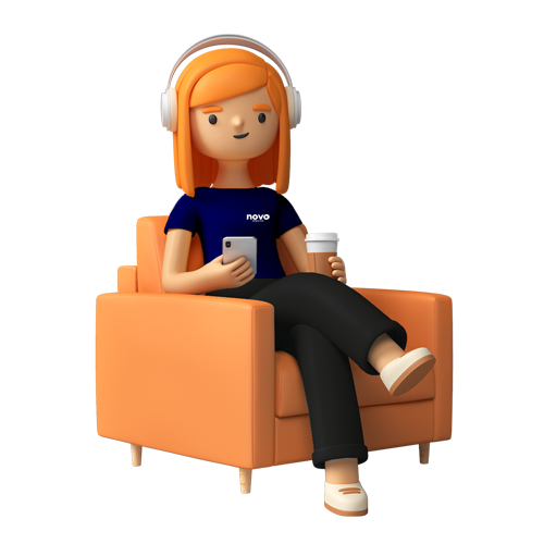 Imagem digital em modelagem 3d de uma moça de pele clara, com cabelo na cor ruiva, com uma camisa de manga curta na cor azul escura, calça comprida na cor preta e tênis de cor clara, sentada em uma poltrona laranja